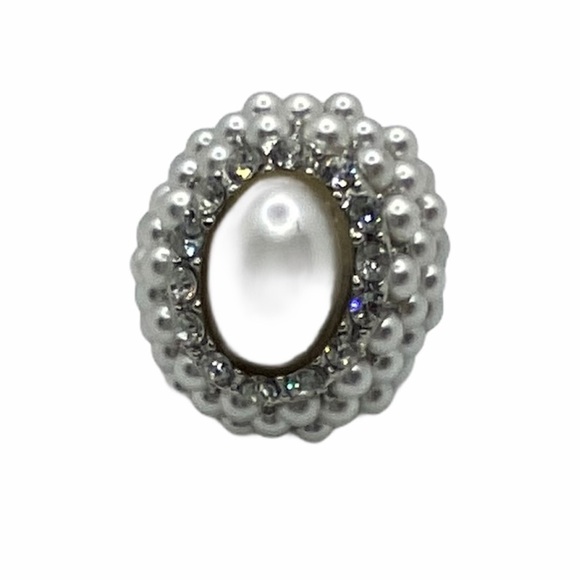 Talia Jewelry - White pearl stretch ring!
